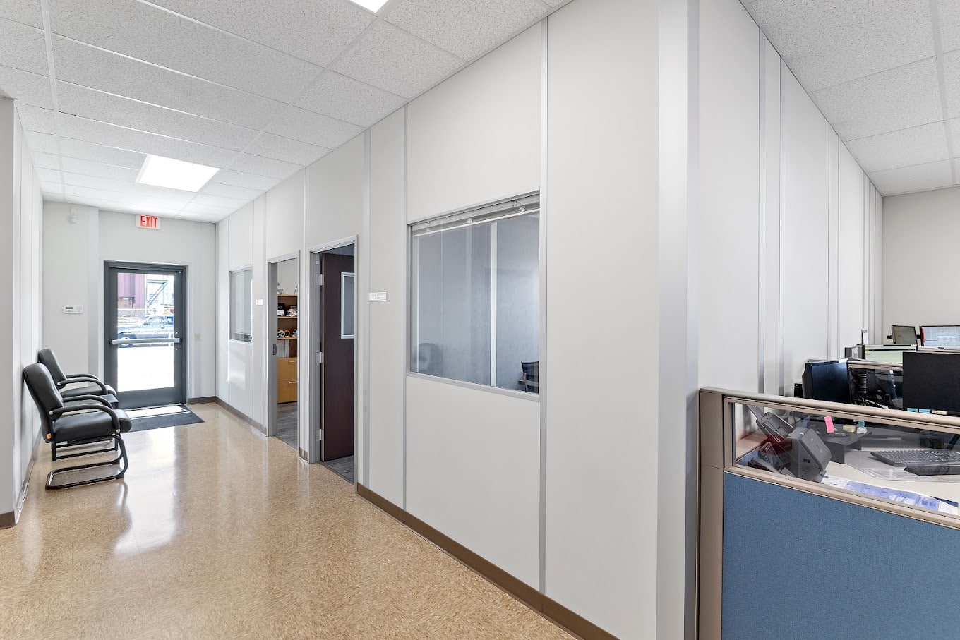 An modular office environment with sandwich panels.